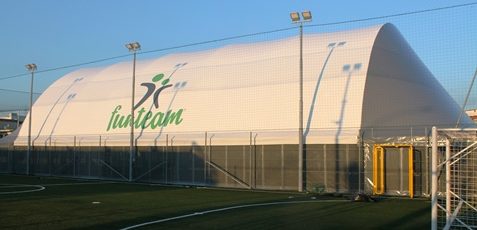 Tensostruttura ad archi in acciaio.