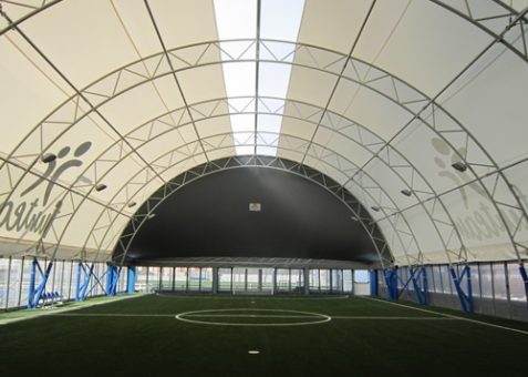 Tensostruttura ad archi in acciaio.