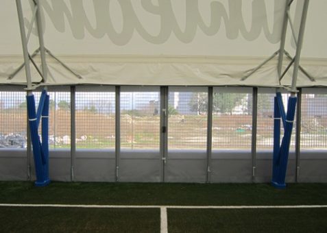 Tensostruttura ad archi in acciaio. Pareti scorrevoli in microforato