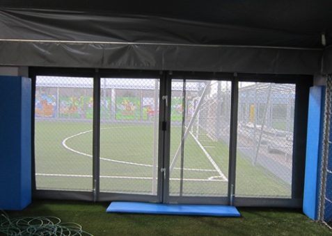 Tensostruttura ad archi in acciaio. Pareti scorrevoli in microforato