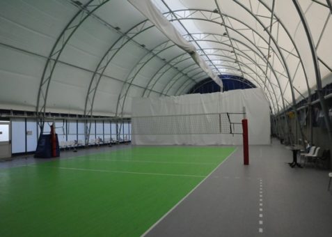 Tensostruttura con archi in acciaio.