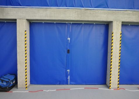 Tensostruttura con archi in acciaio. Dettaglio pareti