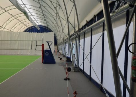 Tensostruttura con archi in acciaio.