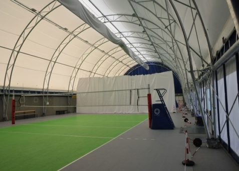 Tensostruttura con archi in acciaio.