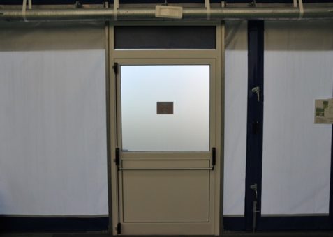 Tensostruttura con archi in acciaio. Ventilazione camere.