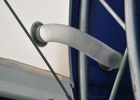 Tensostruttura con archi in acciaio. Ventilazione camere.