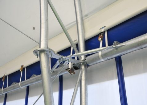 Tensostruttura con archi in acciaio. Particolare