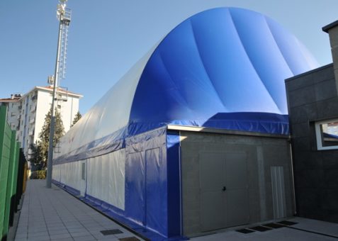 Tensostruttura con archi in acciaio.