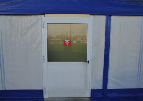 Tensostruttura con archi in acciaio. Ingresso