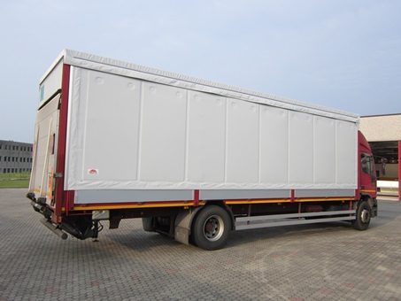 Camion e rimorchi telonati