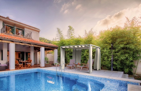 pergola ombreggiante piscina