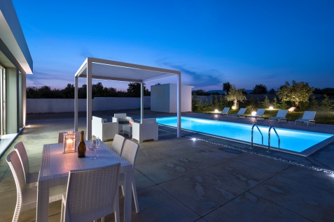 pergola ombreggiante piscina zona relax